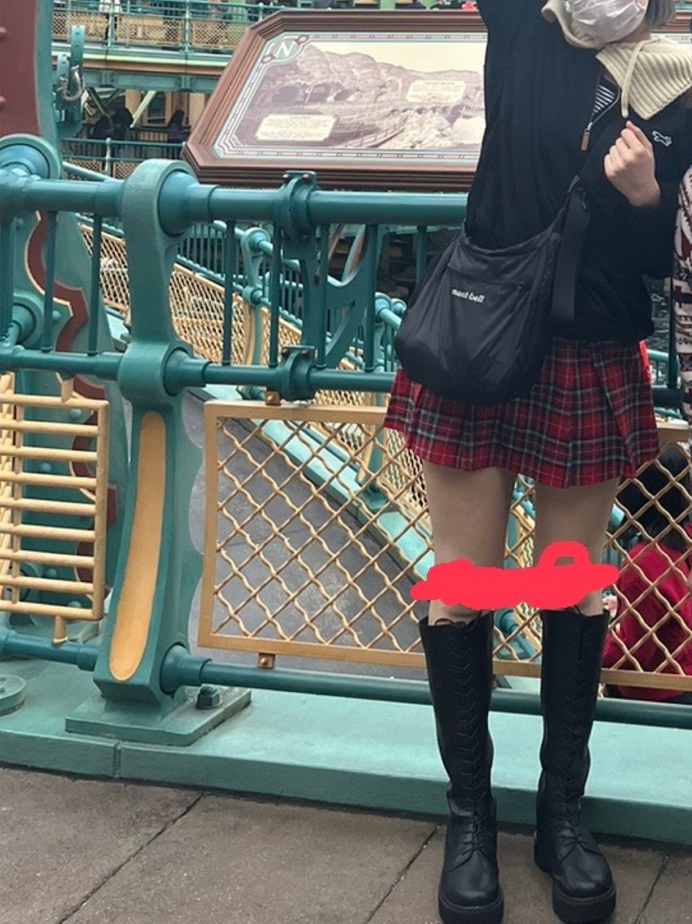 「ディズニー、冬のコーデ、秋冬、お洒落さんとつながりたい、レースアップシューズ、バラクラバ、ロングブーツ、jouetie、FREAK’Ｓ STORE」｜「FREAK'S STOREのTOWN CRAFT  × FREAK'S STORE/タウンクラフト The FOXハーフジップポロスウェット（スウェット、ブラック系）」を使った、oolong2さん（レディース・163cm）の冬コーディネートの1枚目の写真