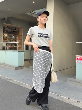「Maison Calme（メゾンカルム）の【26春夏新作】【汗染み防止加工】シンプルロゴモノトーンプリントTシャツ（Tシャツ/カットソー、グレー系）」を使った、みさみさ☺︎さん（レディース・160cm）の春コーディネート