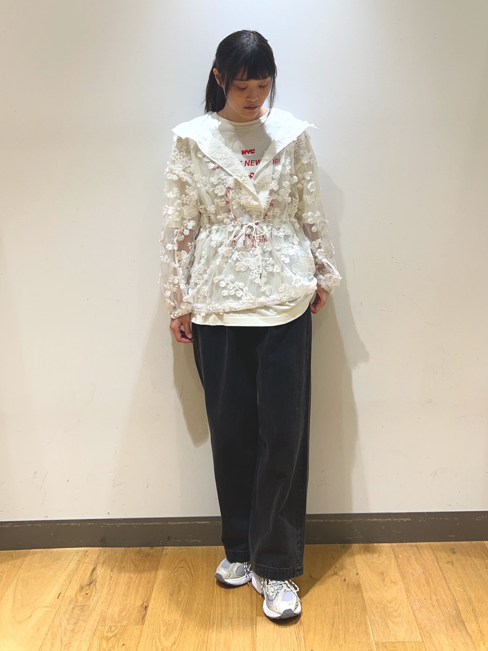 ブラック系のデニムパンツ、ホワイト系のパーカー、ホワイト系のTシャツ/カットソーを着用したレディースの春コーディネートの1枚目の写真