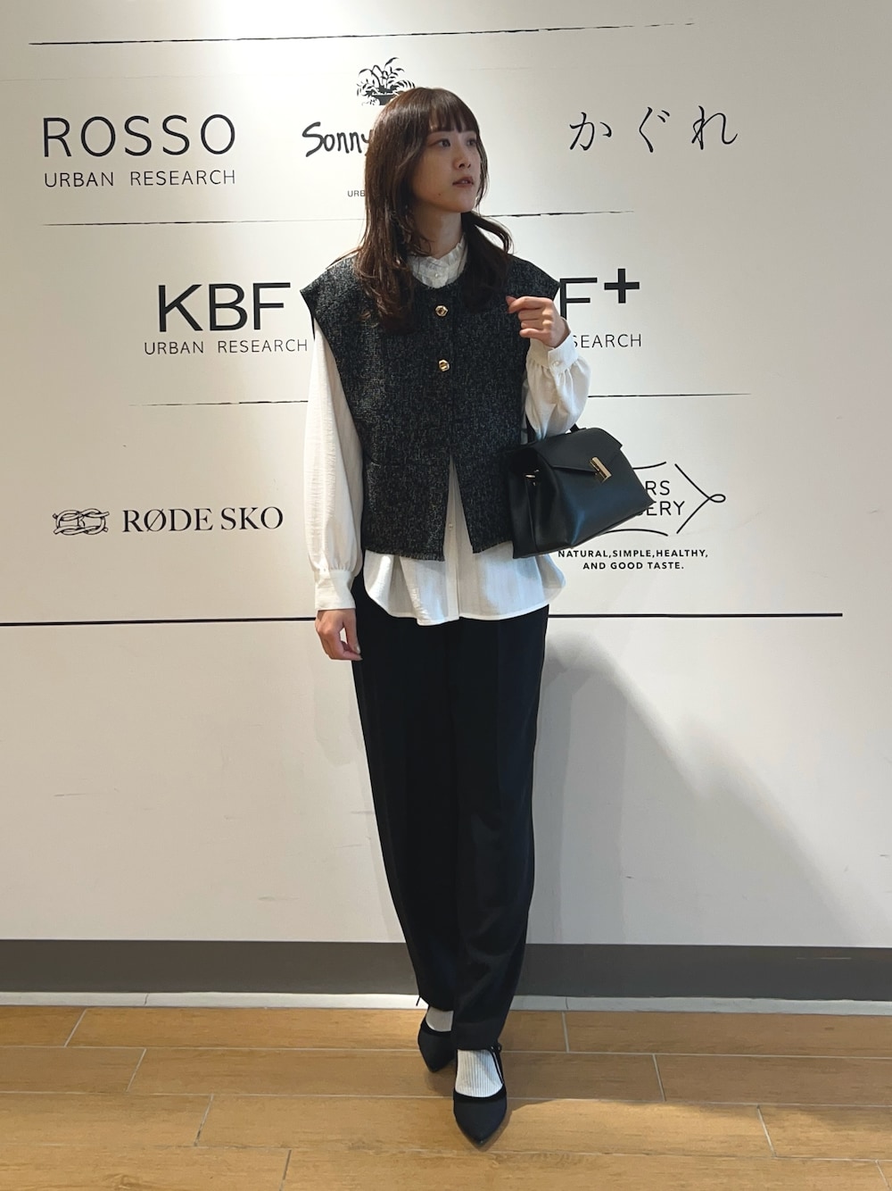 ホワイト系のシャツ/ブラウス、ブラック系のベスト、ブラック系のその他パンツを着用したレディースの冬コーディネートの1枚目の写真