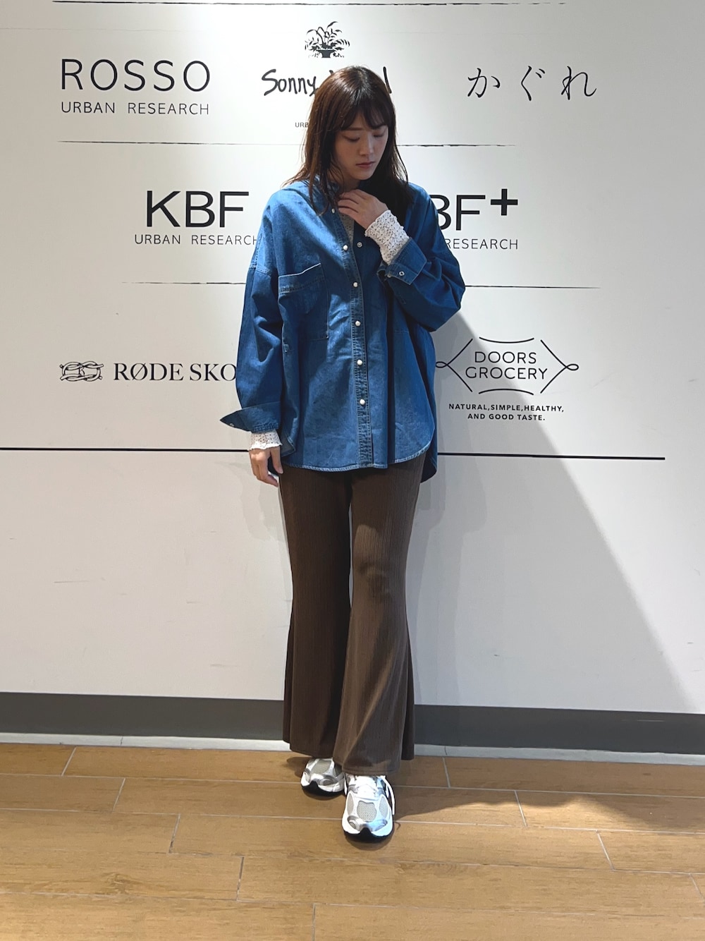 ホワイト系のTシャツ/カットソー、ブルー系のシャツ/ブラウス、ブラウン系のその他パンツを着用したレディースの春コーディネートの1枚目の写真