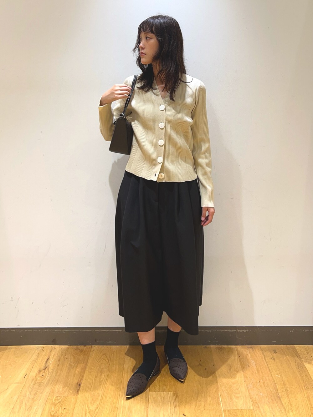 ブラック系のその他パンツ、その他のローファー、ベージュ系のニット/セーターを着用したレディースの秋コーディネートの1枚目の写真