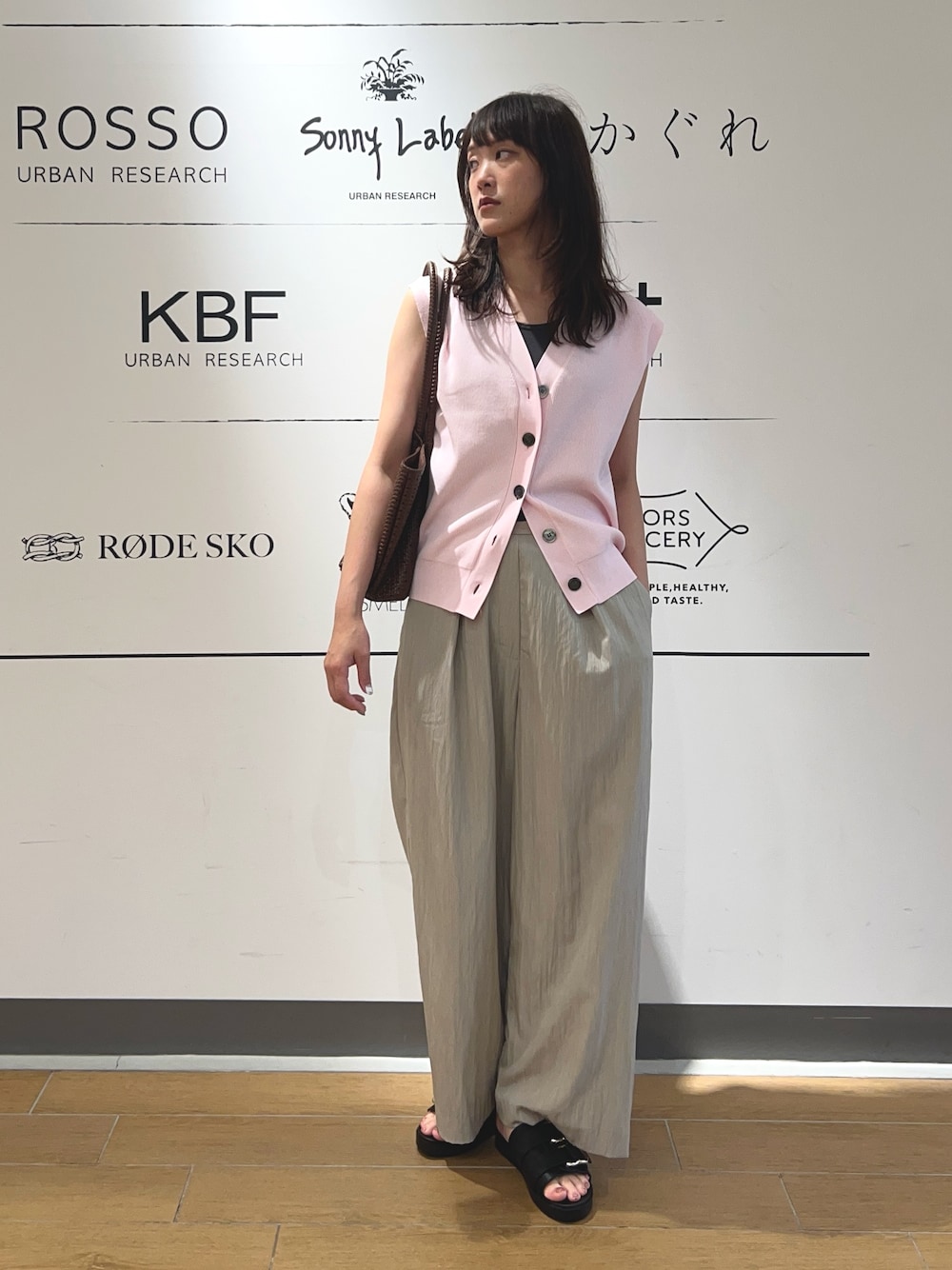 グレー系のその他パンツ、ピンク系のベスト、グレー系のタンクトップを着用したレディースの夏コーディネートの1枚目の写真
