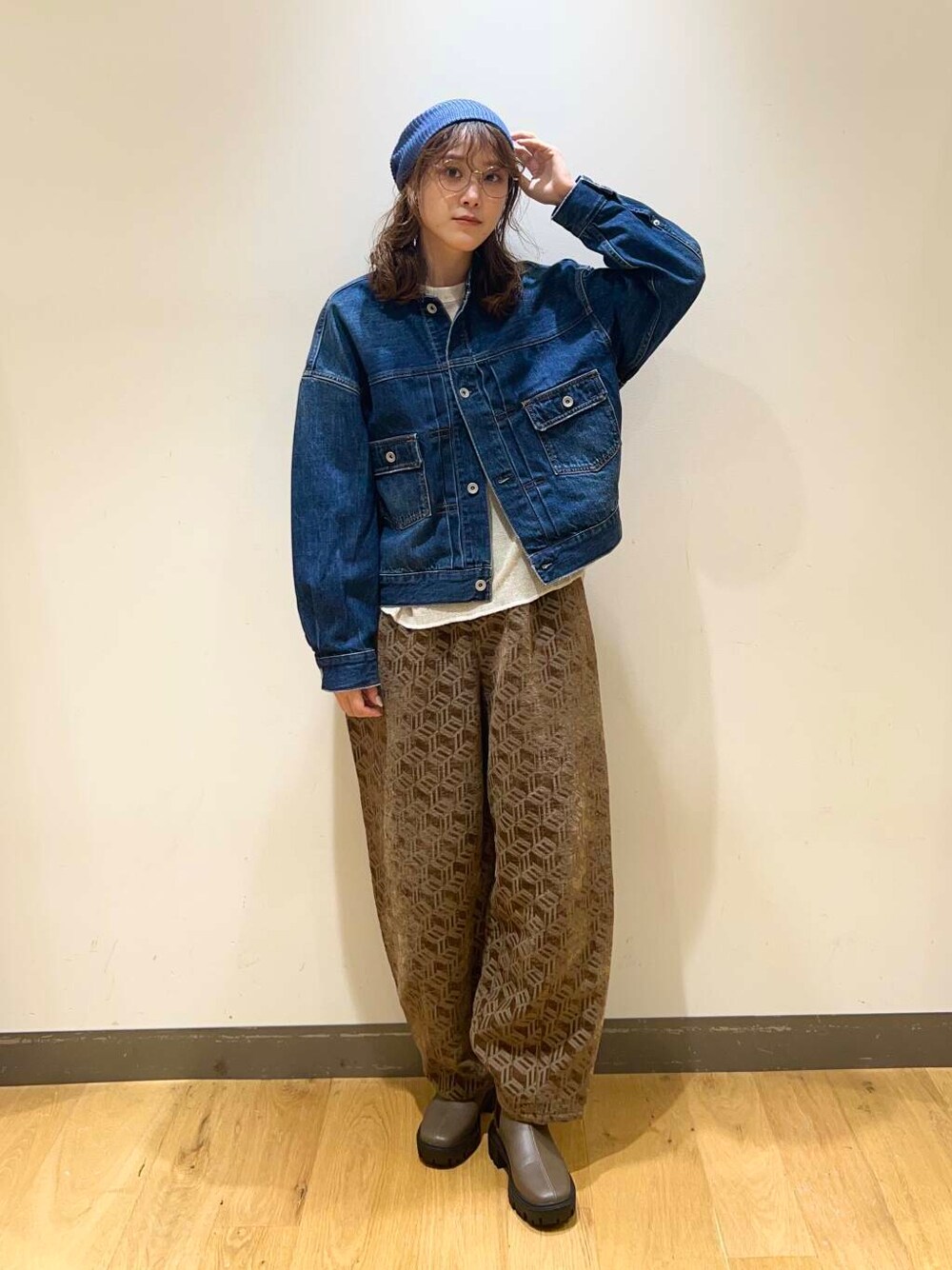 ブラウン系のブーツ、ホワイト系のTシャツ/カットソー、ブルー系のデニムジャケットを着用したレディースの秋コーディネートの1枚目の写真