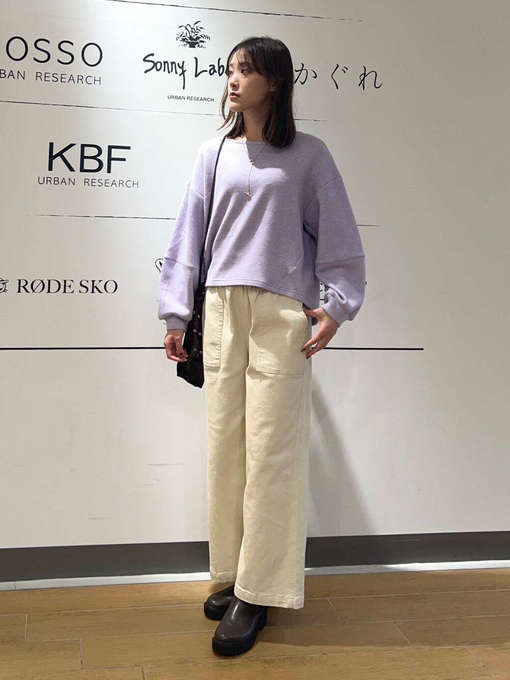 ブラウン系のブーツ、ブラウン系のショルダーバッグ、パープル系のTシャツ/カットソーを着用したレディースの冬コーディネートの1枚目の写真