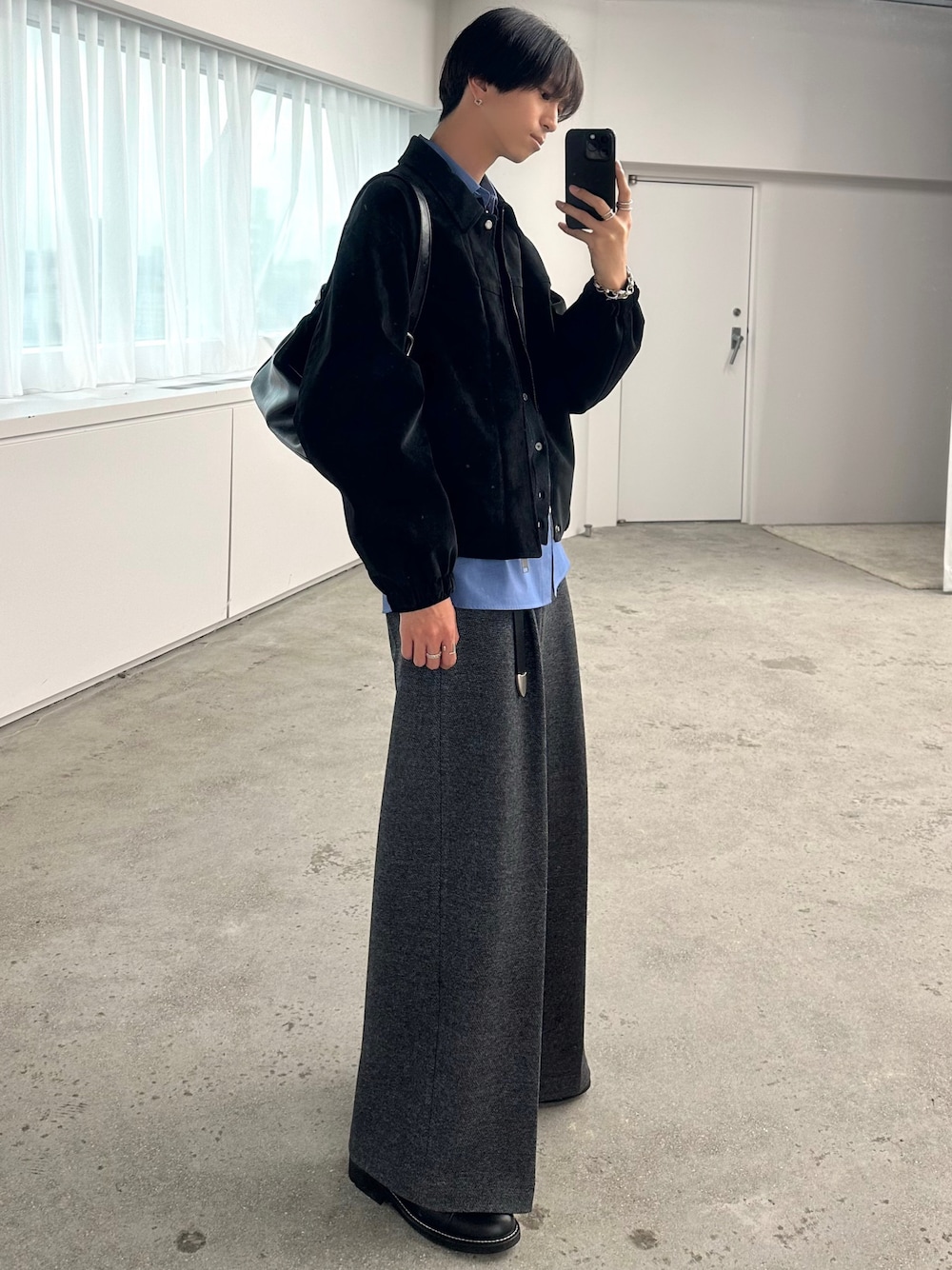 グレー系のシャツ/ブラウス、ブルー系のシャツ/ブラウス、ブラック系のブルゾンを着用したメンズの秋コーディネートの1枚目の写真