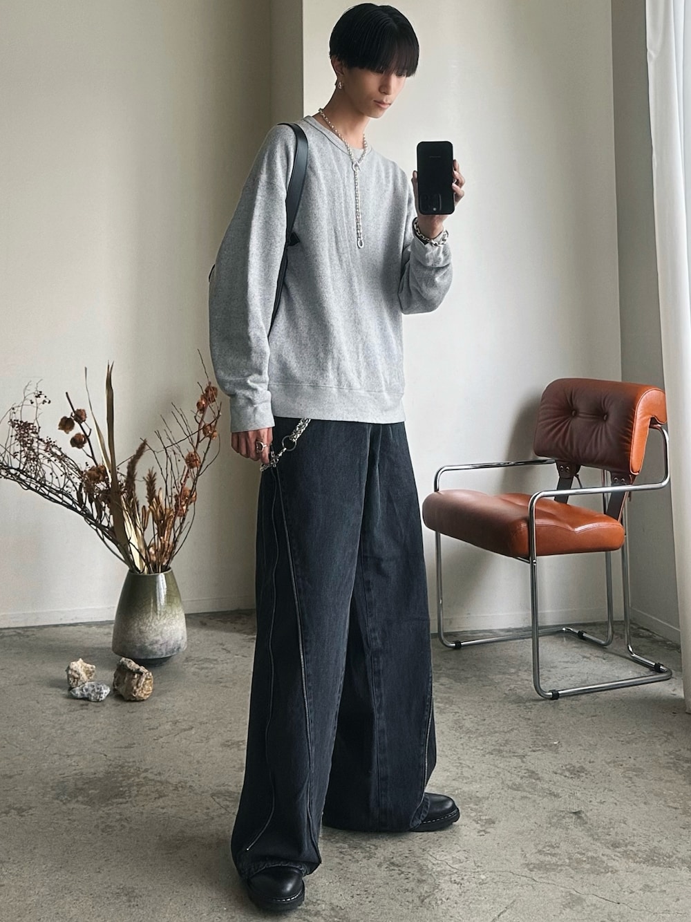 「デートコーデ、スウェット、淡色コーデ、テーマパークコーデ、ハロウィン、トートバッグ、お出かけコーデ、秋コーデ、モノトーン、デニム、ワントーンコーデ、ワイドパンツ、休日スタイル、ストリート、韓国ファッション」｜「LIDNMのSILK BLEND VINTAGE SWEATER（スウェット、グレー系）」を使った、しーさん（メンズ・177cm）の秋コーディネートの1枚目の写真