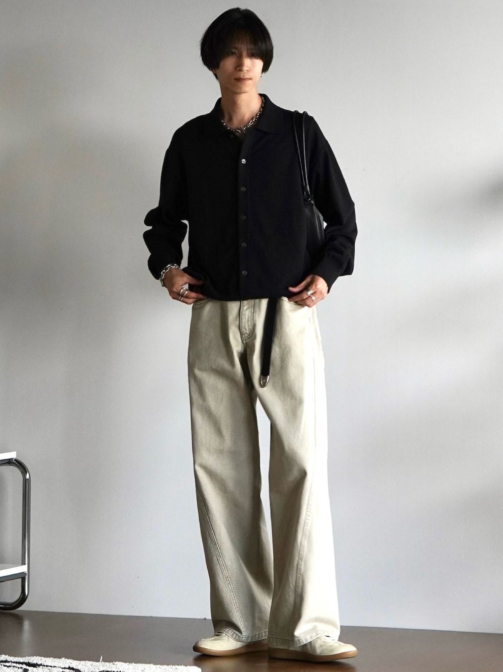 グレー系のシャツ/ブラウス、ベージュ系のデニムパンツ、ブラック系のショルダーバッグを着用したメンズの秋コーディネートの1枚目の写真
