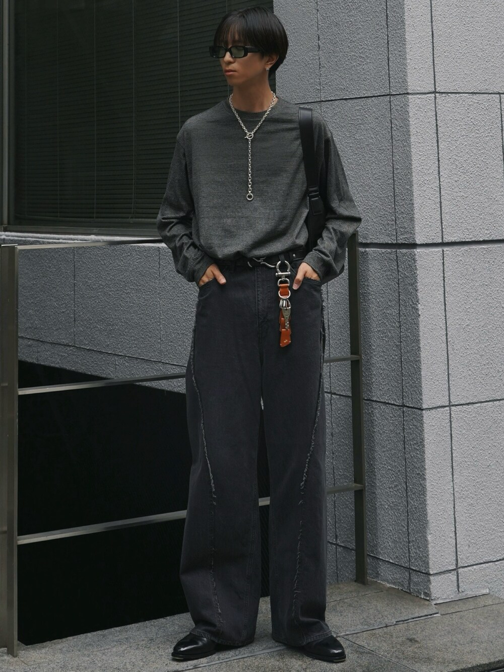 「淡色コーデ、デニム、お出かけコーデ、メガネ男子、秋服準備はじめました、デートコーデ、韓国ファッション、ロンT、休日スタイル、トートバッグ、ブーツ、ボーダー、大人カジュアル、サングラス、タックイン」｜「LIDNMのMILLED NZ MERINO WOOL L/S（Tシャツ/カットソー、イエロー系）」を使った、しーさん（メンズ・177cm）の秋コーディネートの1枚目の写真
