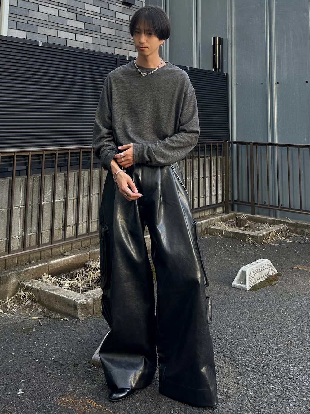 イエロー系のTシャツ/カットソー、ブラック系のドレスシューズ、ホワイト系の香水を着用したメンズの秋コーディネートの1枚目の写真