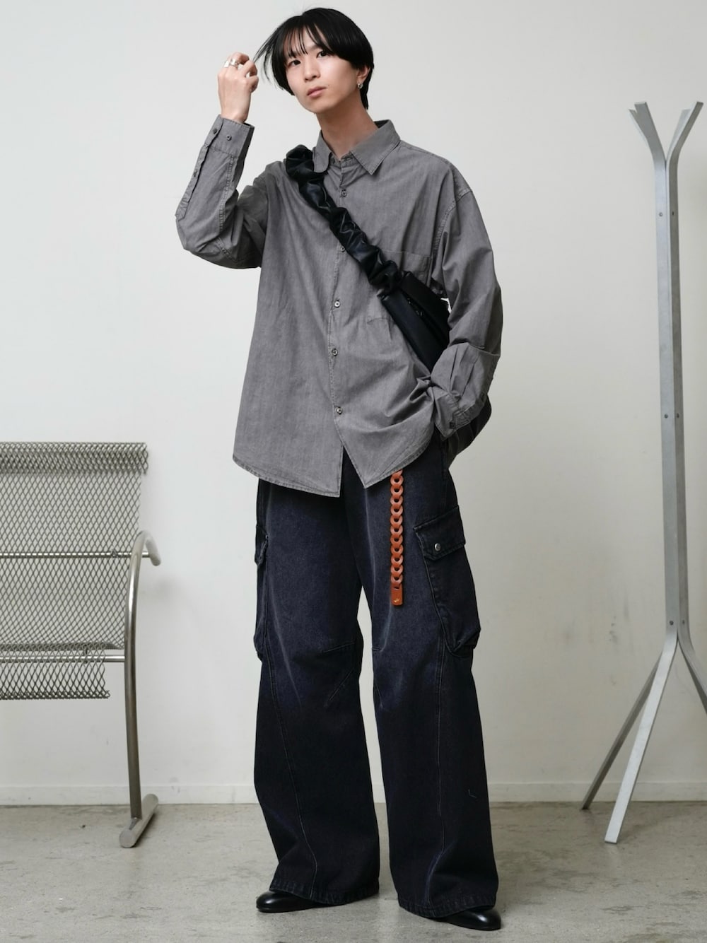 「シャツスタイル、プチプラ、カーゴパンツ、ショルダーバッグ、ワイドパンツ、デニム、春コーデ、革靴、大人カジュアル、春色、韓国ファッション、ストリート、ブラウン、お出かけコーデ、春めき満開コーデ」｜「WYM LIDNMのFADED TENCEL SHIRT（シャツ/ブラウス、ブラウン系）」を使った、しーさん（メンズ・177cm）の春コーディネートの1枚目の写真