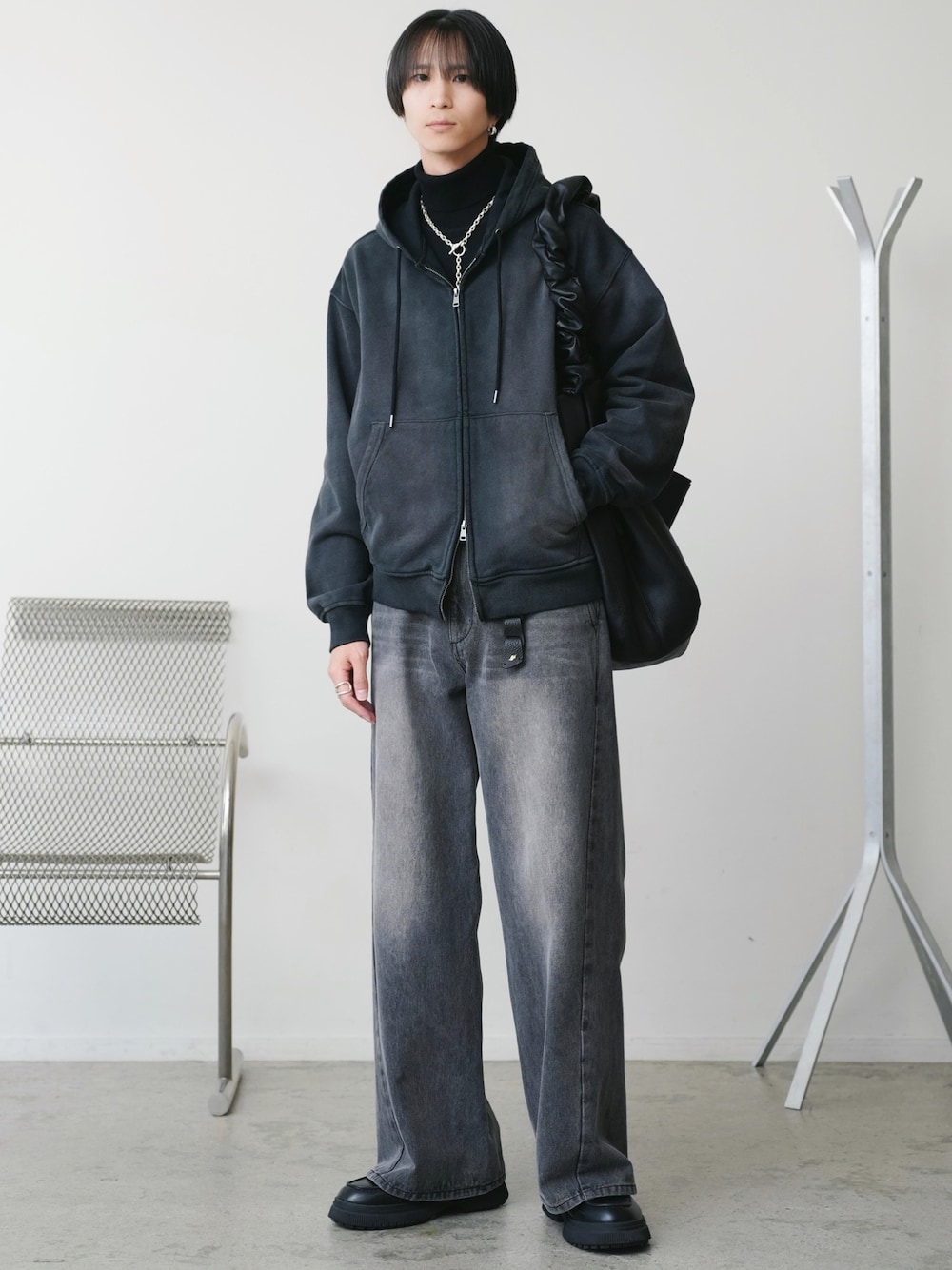 「ストリート、デニム、プチプラ、ニット、タートルネック、ブラックコーデ、モノトーン、お出かけコーデ、春コーデ、ローファー、デートコーデ、ジップパーカー、きれいめカジュアル、ワントーンコーデ、ワイドパンツ」｜「WYM LIDNMのVINTAGE FADED ZIP PARKA（パーカー、ブラック系）」を使った、しーさん（メンズ・177cm）の冬コーディネートの1枚目の写真