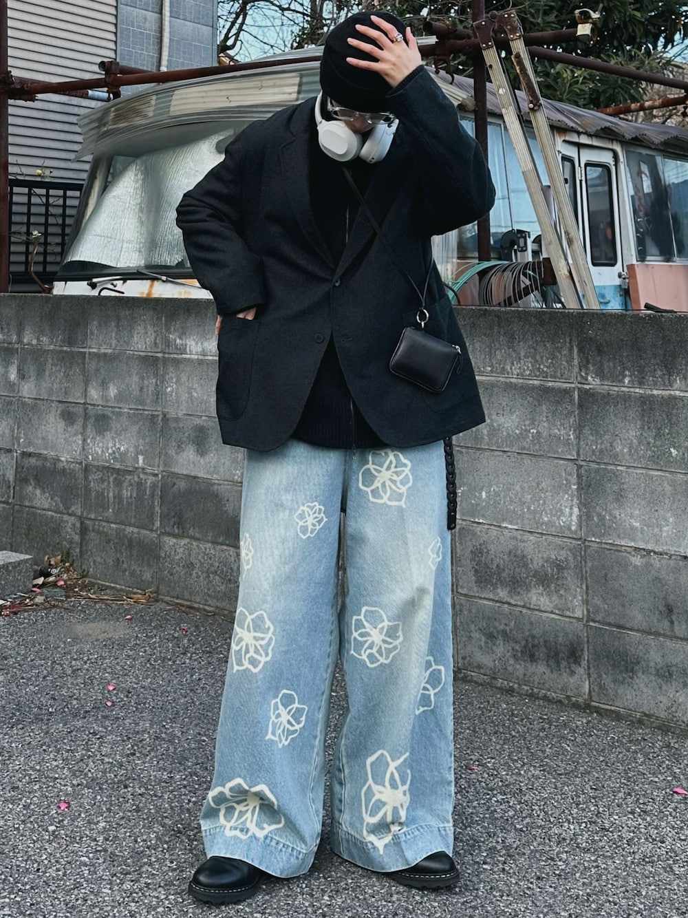 「ニット、レイヤードスタイル、ワイドパンツ、デニム、ニットベスト、春色、きれいめカジュアル、休日スタイル、ニット帽、ビーニー、テーラードジャケット、ジャケットスタイル、革靴、サングラス、ヘッドホン」｜「LIDNMのWOOL MILLED IVY JACKET（テーラードジャケット、グレー系）」を使った、しーさん（メンズ・177cm）の冬コーディネートの1枚目の写真