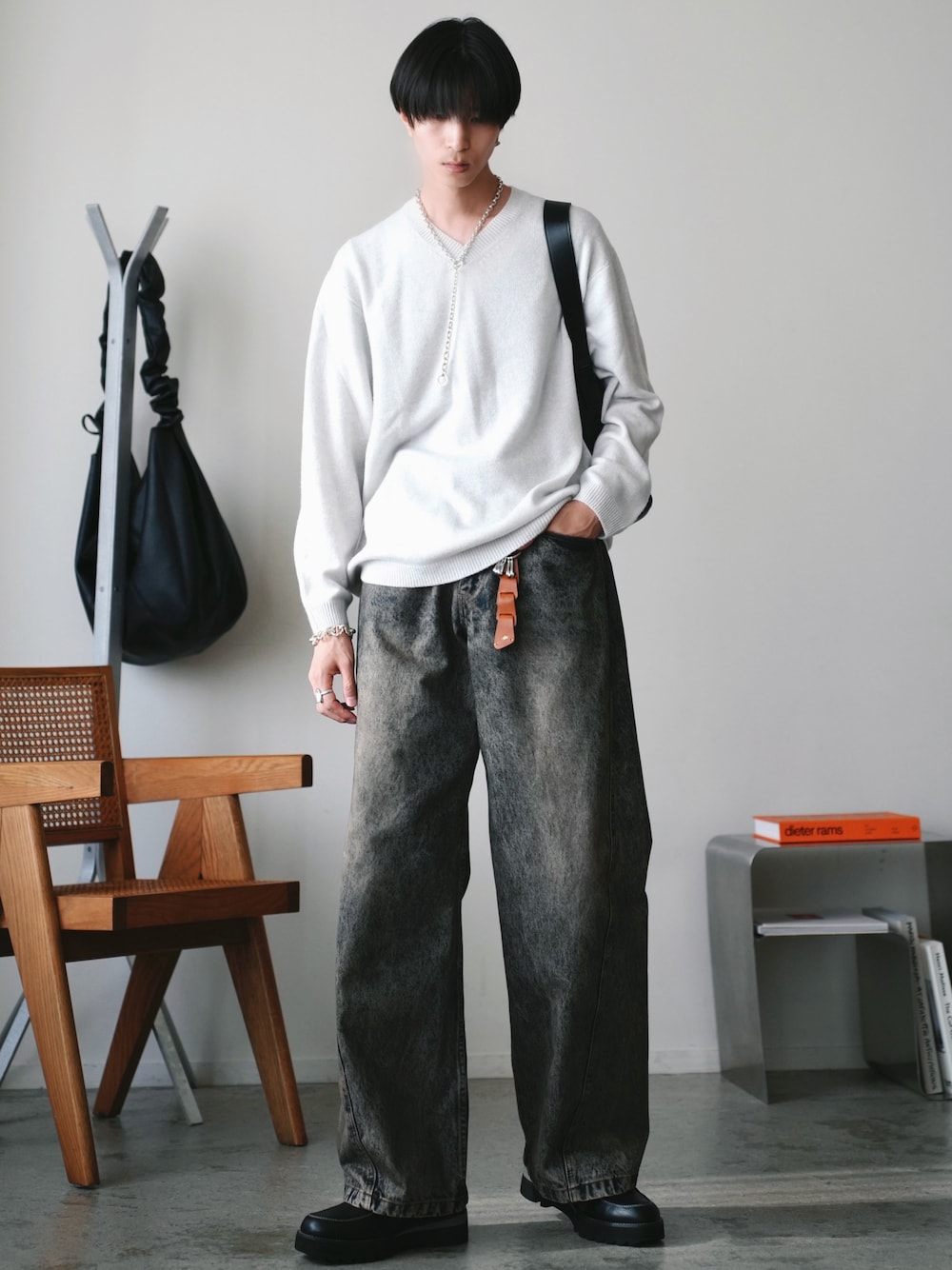「休日スタイル、革靴、ニット、プチプラ、レザー、ショルダーバッグ、秋コーデ、冬コーデ、きれいめカジュアル、お出かけコーデ、韓国ファッション、デニム、ワイドパンツ、モノトーン、大人カジュアル」｜「UNIQLOのアイテム（ニット/セーター、ホワイト系）」を使った、しーさん（メンズ・177cm）の秋コーディネートの1枚目の写真