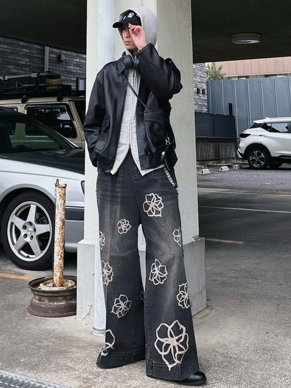 「ブーツ、ワイドパンツ、デニム、レイヤードスタイル、春コーデ、大人カジュアル、キャップ、レザー、パーカー、ジップパーカー、ミニバッグ、ヘッドホン、きれいめカジュアル、韓国ファッション、ストリート」｜「LIDNMのA2 Ver.2 JACKET（ブルゾン、ブラック系）」を使った、しーさん（メンズ・177cm）の春コーディネートの1枚目の写真