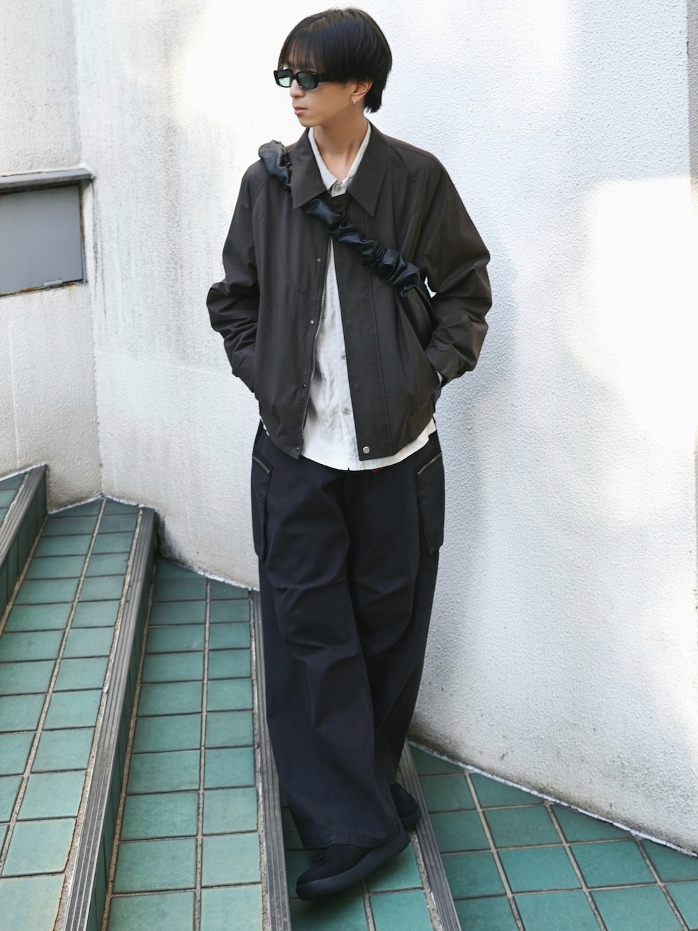 「シャツスタイル、プチプラ、カーゴパンツ、スニーカー、ショルダーバッグ、ワイドパンツ、レイヤードスタイル、春コーデ、大人カジュアル、春色、チェック、サングラス、韓国ファッション、ストリート、春めき満開コーデ」｜「WYM LIDNMのC/N SHORT CURVED SEAM BLOUSON（ブルゾン、ブラウン系）」を使った、しーさん（メンズ・177cm）の春コーディネートの1枚目の写真