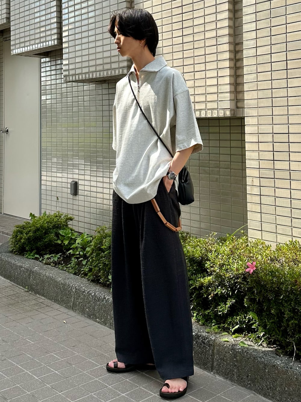 「WEARyouthコーデ、夏だ！Tシャツ着よう！、モノトーン、夏コーデ、休日スタイル、プチプラ、ストリート、ビッグシルエット、フェススタイル、韓国ファッション、きれいめカジュアル、シンプルコーデ、ハーフジップ、ショルダーバッグ、スラックス」｜「WYM LIDNMのHALF ZIP LOOSE FIT TEE（Tシャツ/カットソー、ベージュ系）」を使った、しーさん（メンズ・176cm）の夏コーディネートの1枚目の写真
