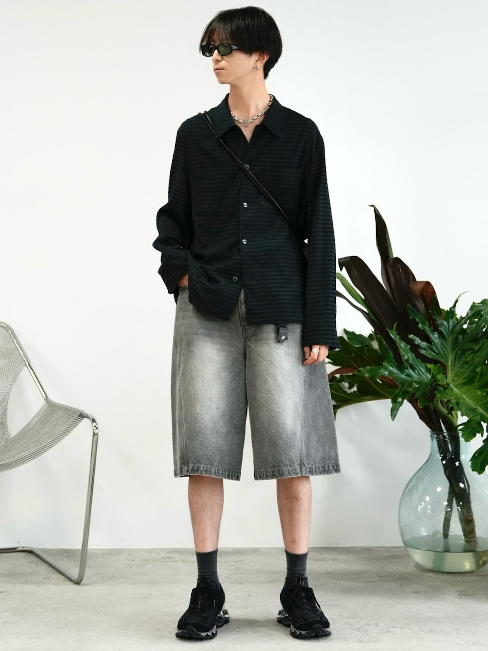 「柄シャツ、休日スタイル、厚底シューズ、テーマパークコーデ、ハーフパンツ、サングラス、デニム、シンプルコーデ、きれいめカジュアル、夏コーデ、韓国ファッション、ショルダーバッグ、スニーカー、プチプラ、ジョーツ」｜「WYM LIDNMのRAYON JACQUARD CROPPED SHIRT（シャツ/ブラウス、グリーン系）」を使った、しーさん（メンズ・177cm）の夏コーディネートの1枚目の写真