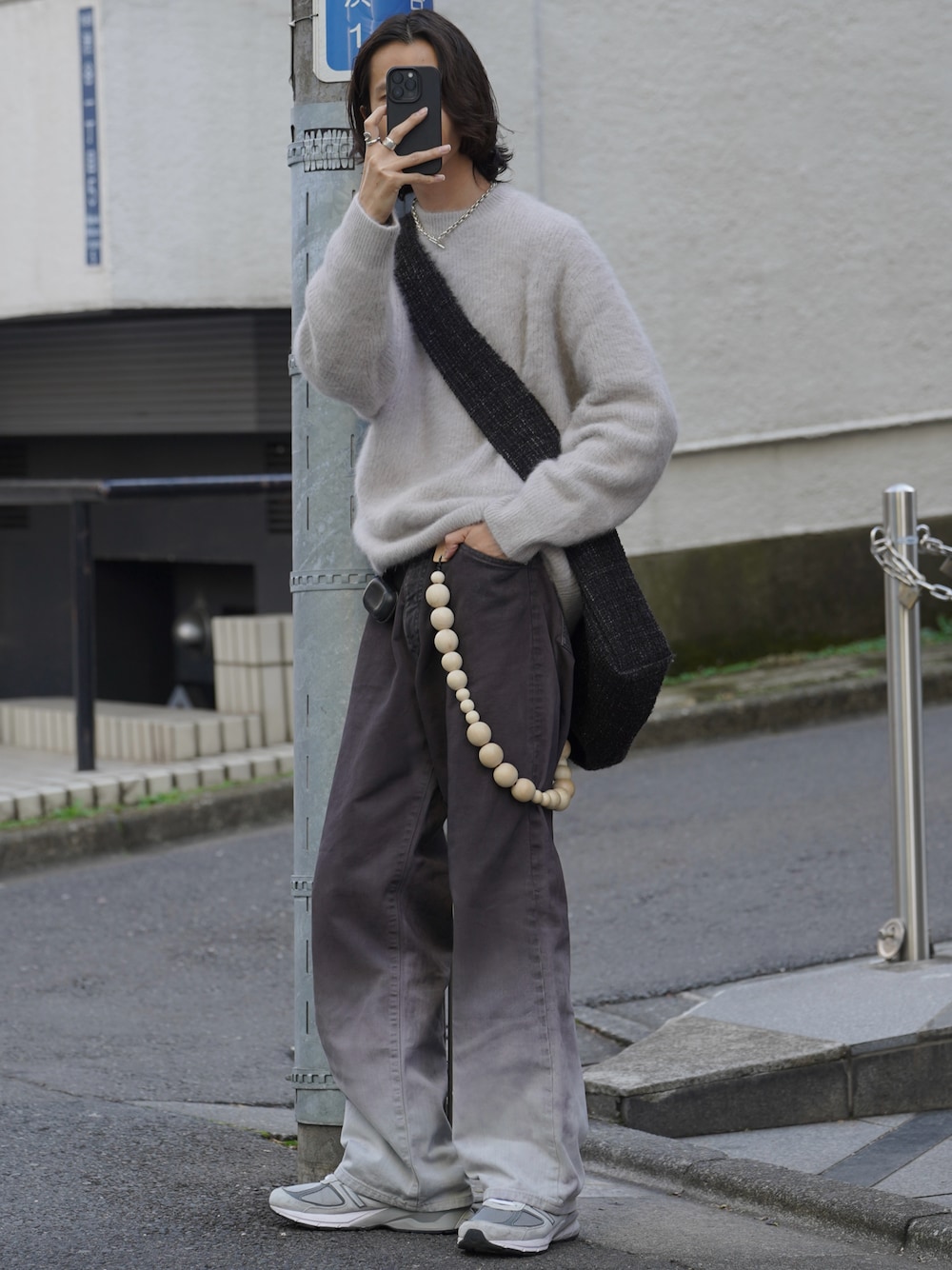 「新星WEARISTAにエントリー、淡色コーデ、ストリート、韓国ファッション、休日スタイル、クリスマスに着たい服、スニーカー、マイベストコーデ2023、お出かけコーデ、デニム、きれいめカジュアル、冬コーデ、ニット、モノトーン、ビッグシルエット」｜「LIDNMのFOX CASHMERE KNIT（ニット/セーター、グレー系）」を使った、しーさん（メンズ・176cm）の冬コーディネートの1枚目の写真
