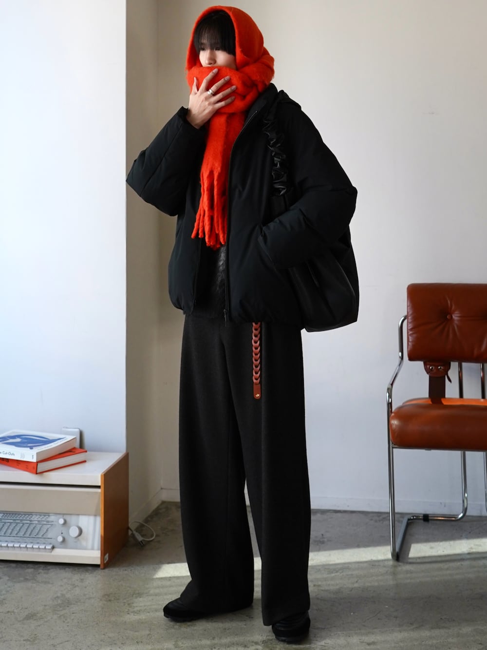 「モノトーン、ダウンジャケット、ニット、テーマパークコーデ、マフラーぐるぐる、クリスマスに着たい服、マイベストコーデ2024、冬コーデ、休日スタイル、赤、きれいめカジュアル、ショルダーバッグ、レイヤードスタイル、ワイドパンツ、冬アウター」｜「WYM LIDNMのMETAL ZIP MINIMAL HEAT FIBER DOWN（ダウンジャケット/コート、ブラック系）」を使った、しーさん（メンズ・177cm）の冬コーディネートの1枚目の写真