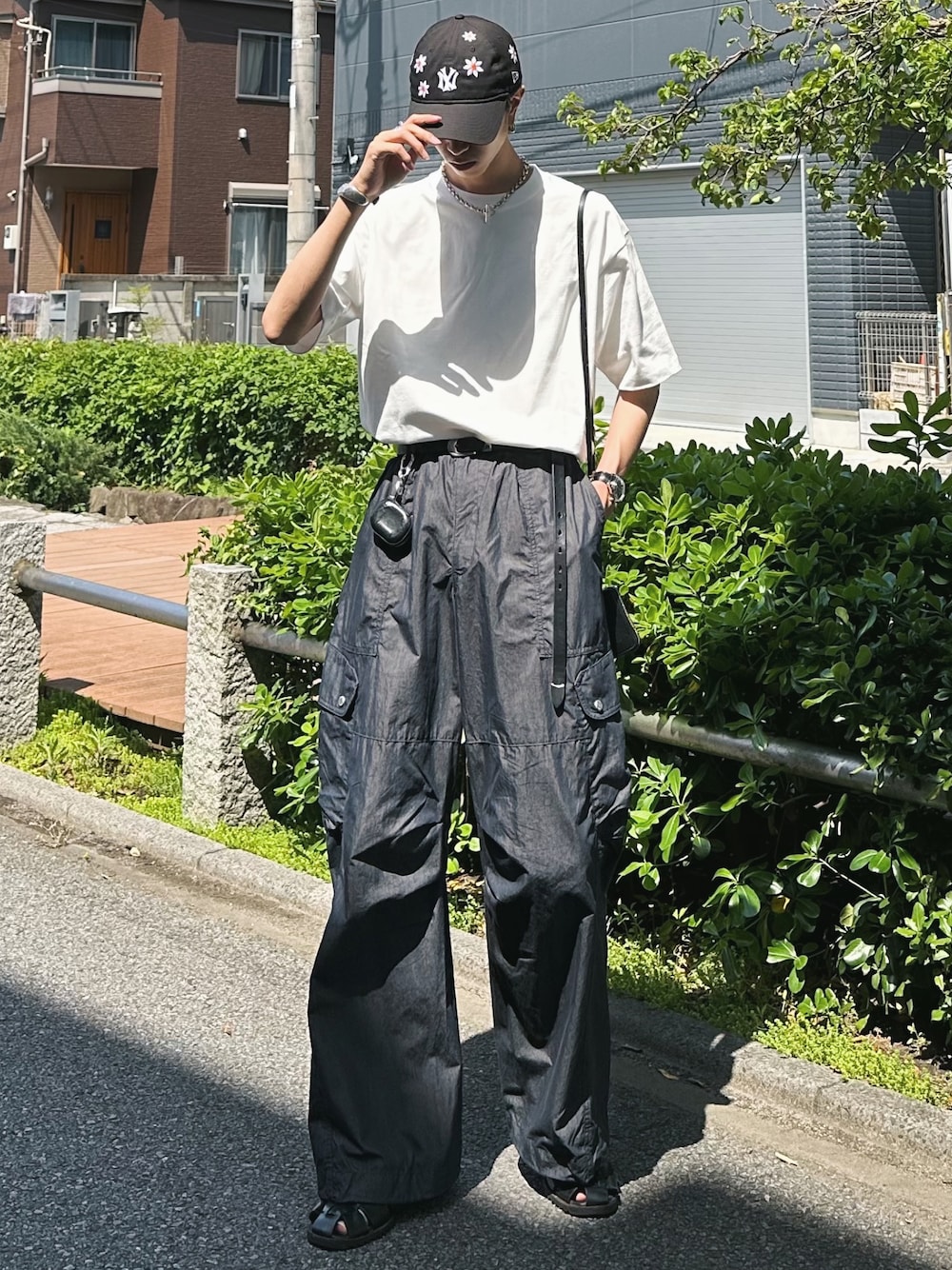 「デートコーデ、スポーツミックス、グルカサンダル、きれいめカジュアル、カーゴパンツ、Tシャツ、夏コーデ、韓国ファッション、サンダル、プチプラ、お出かけコーデ、アウトドアスタイル、白Tシャツ、キャップ、ミニバッグ」｜「WYM LIDNMの【WYM LIDNM】HEAVY WEIGHT BASIC BIG-TEE/カットソー（Tシャツ/カットソー、ホワイト系）」を使った、しーさん（メンズ・177cm）の夏コーディネートの1枚目の写真