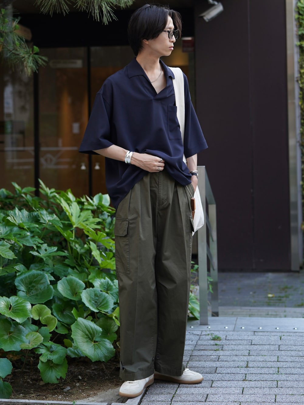 「カーゴパンツ、サングラス、スニーカー、ショルダーバッグ、夏コーデ、休日スタイル、プチプラ、ストリート、Coming soon…、トートバッグ、ビッグシルエット、フェススタイル、韓国ファッション、メガネ男子、きれいめカジュアル」｜「WYM LIDNMのWASHER H/S SKIPPER SHIRT（シャツ/ブラウス、ブルー系）」を使った、しーさん（メンズ・176cm）の夏コーディネートの1枚目の写真
