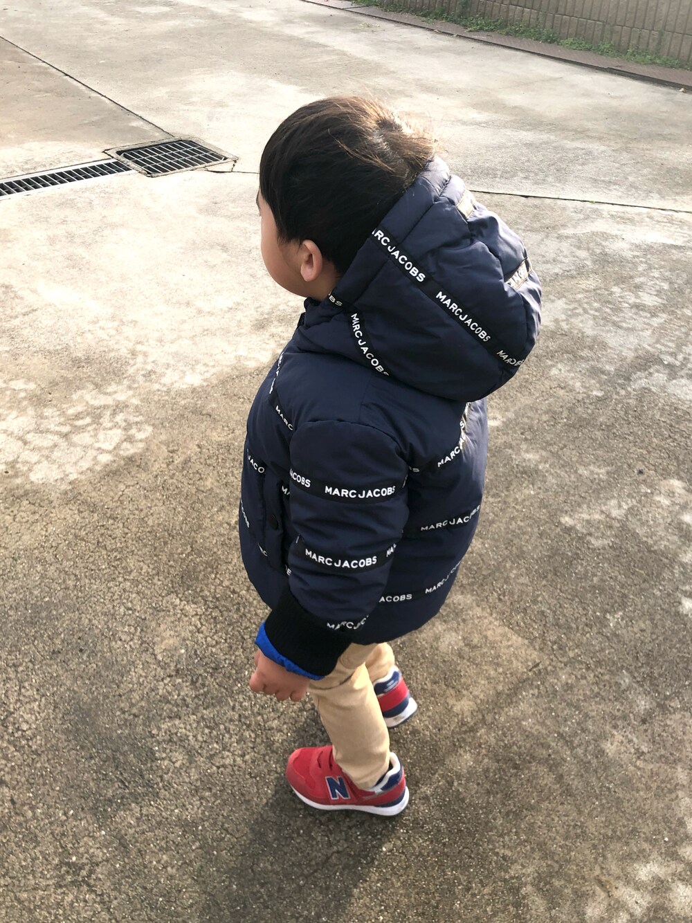 「Little Marc Jacobsのアイテム（ジャケット/アウター、ブルー系）」を使った、tttrrrrさん（キッズ・100cm）の冬コーディネートの1枚目の写真