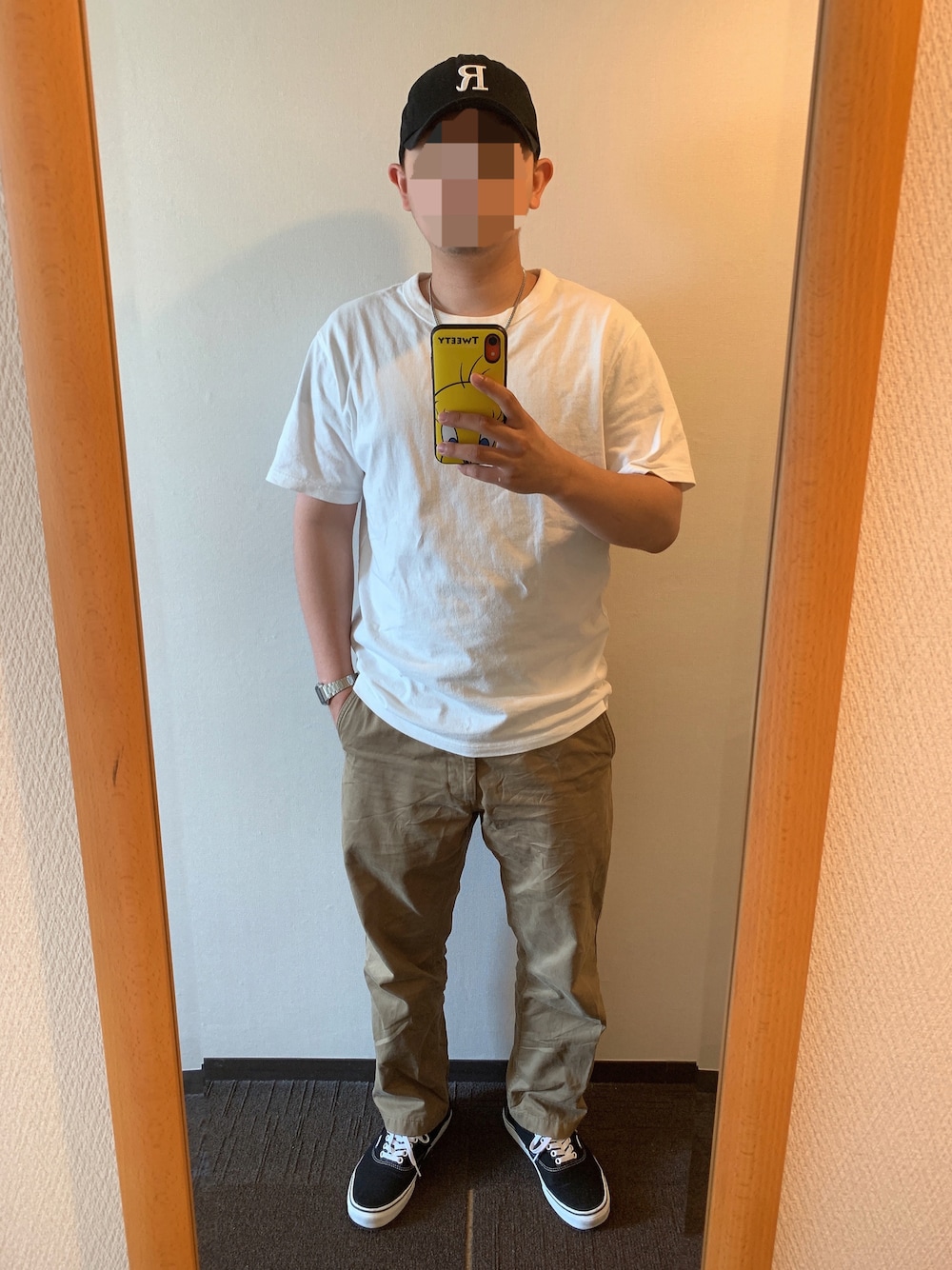 「白Tシャツ、VANS、CASIO、チノパン、キャップ」｜「UNIQLOのクルーネックＴ（半袖）（Tシャツ/カットソー、ホワイト系）」を使った、アスパラガスさん（メンズ・170cm）の夏コーディネートの1枚目の写真
