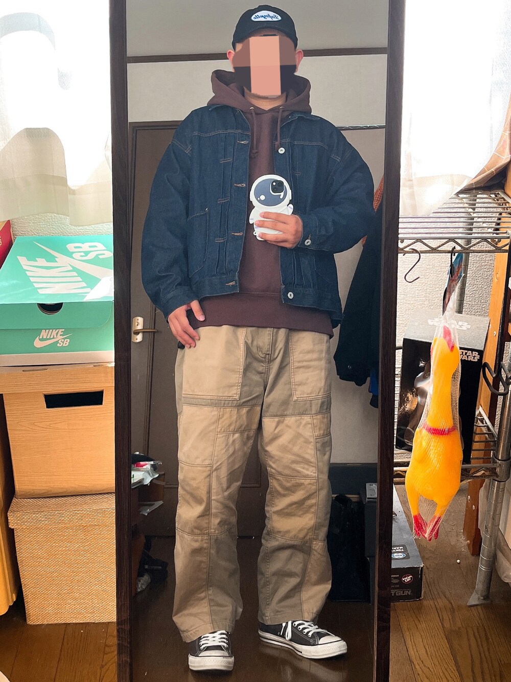 「デニムジャケット、パーカー、キャップ、lafayette、back number、XLARGE、converse」｜「XLARGEのPATCH WORK BAIKER PANTS（その他パンツ、ベージュ系）」を使った、アスパラガスさん（メンズ・170cm）の秋コーディネートの1枚目の写真