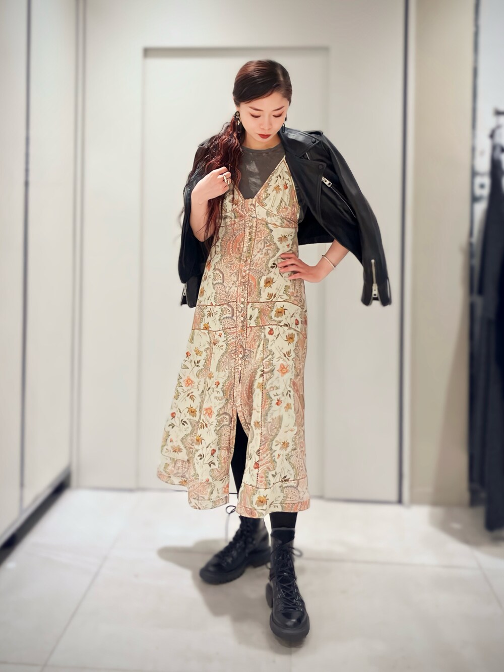 「春のNewスタイル、春の新作、新作、柄ワンピース、ライダース、レザージャケット、ALLSAINTS、ALLSAINTS銀座三越、Z姐さん、アラフォーコーデ」｜「ALLSAINTSのDAHLIA CASCADE DRESS | DAHLIA CASCADE ドレス・ワンピース（ワンピース、グリーン系）」を使った、Zoeyさん（レディース・160cm）の春コーディネートの1枚目の写真