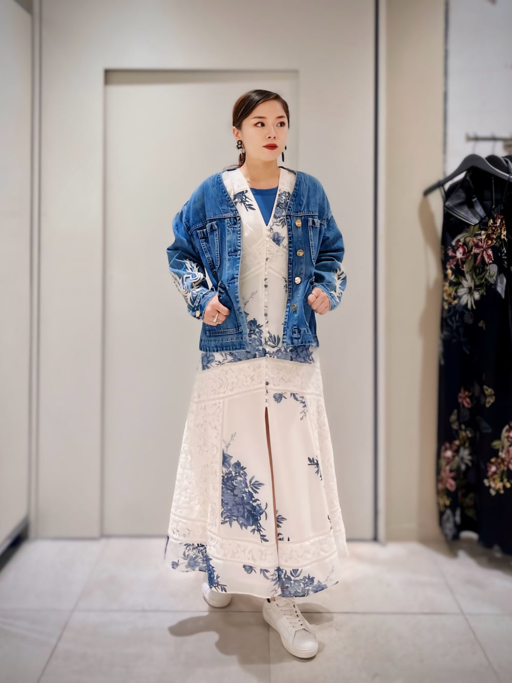 「オトナカジュアル、春夏コーデ、デニム、花柄ワンピース、ボタニカル柄、レースワンピース、デニムジャケット、刺繍、ALLSAINTS、ALLSAINTS銀座三越、アラフォーコーデ、Z姐さん」｜「ALLSAINTSのTERRI EMBROIDERED DENIM WORKWEAR JACKET | TERRI 刺繍 デニム ワークウェア ジャケット（デニムジャケット、ブルー系）」を使った、Zoeyさん（レディース・160cm）の春コーディネートの1枚目の写真