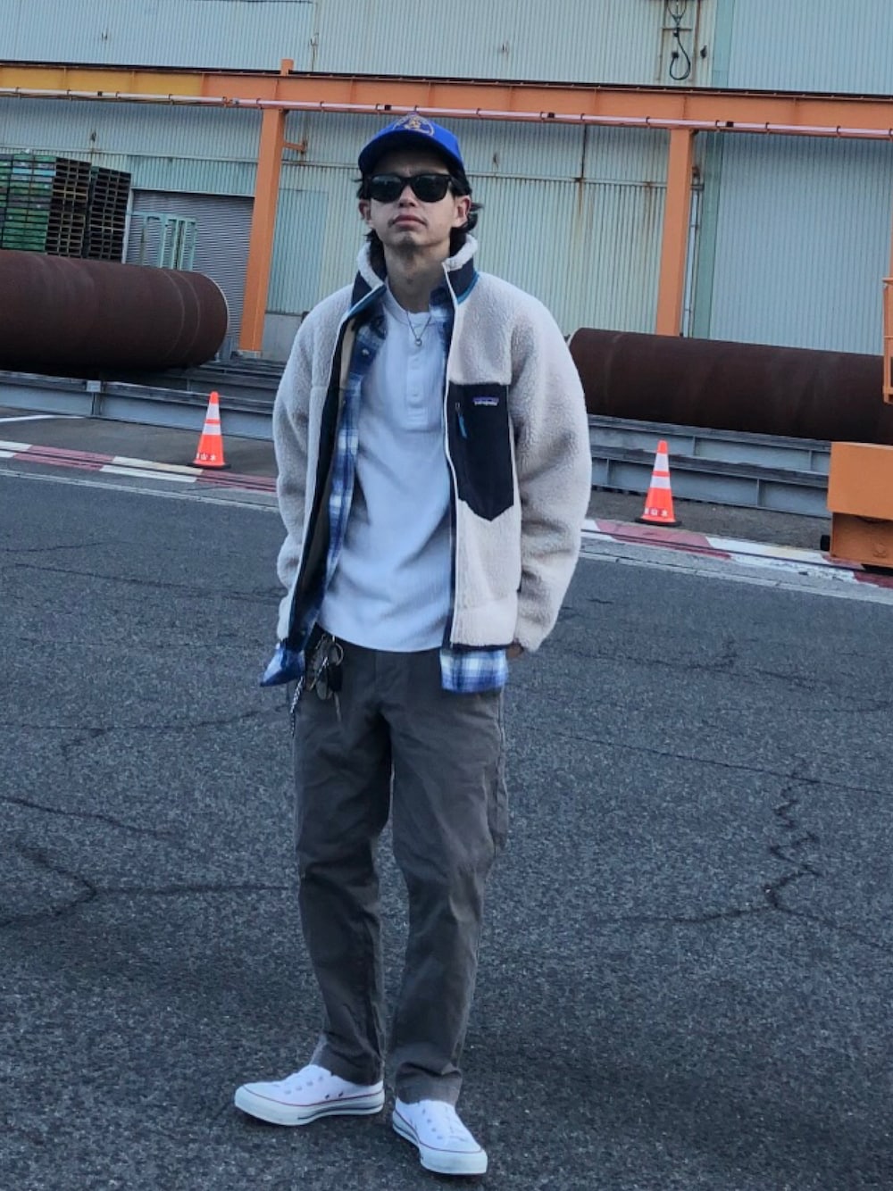 「私の推しブランド、冬コーデ、休日スタイル、アメカジ、フリース、オンブレーチェックシャツ、チノパン、キャップ、低身長、プチプラ、patagonia、レトロX、白スニーカー、古着MIX、ボアジャケット」｜「自作キャップのアイテム（キャップ、ブルー系）」を使った、HISAYANさん（メンズ・160cm）の冬コーディネートの1枚目の写真