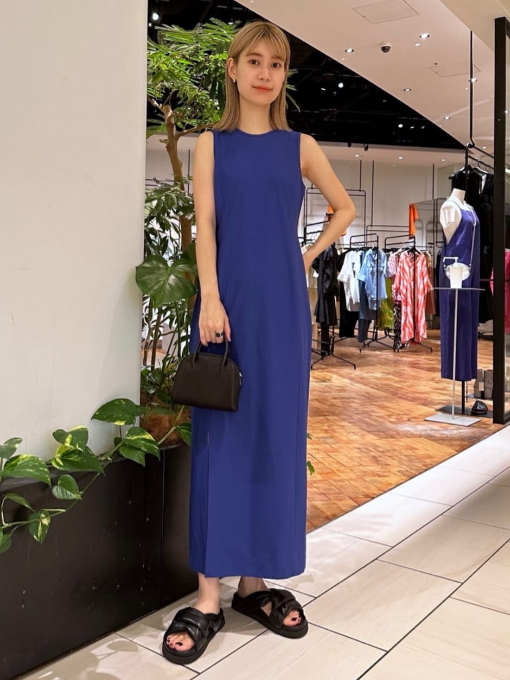 「TOMORROWLAND、トゥモローランド、Edition、HYKE、caban、CABaN by Patricia Urquiola、Aeta、TOMWOOD、ワンピース、ブルー」｜「cabanのCABaN by Patricia Urquiola ノットサンダル（サンダル、ブラック系）」を使った、Yonemitsu_TOMORROWLANDさん（レディース・166cm）の夏コーディネートの1枚目の写真