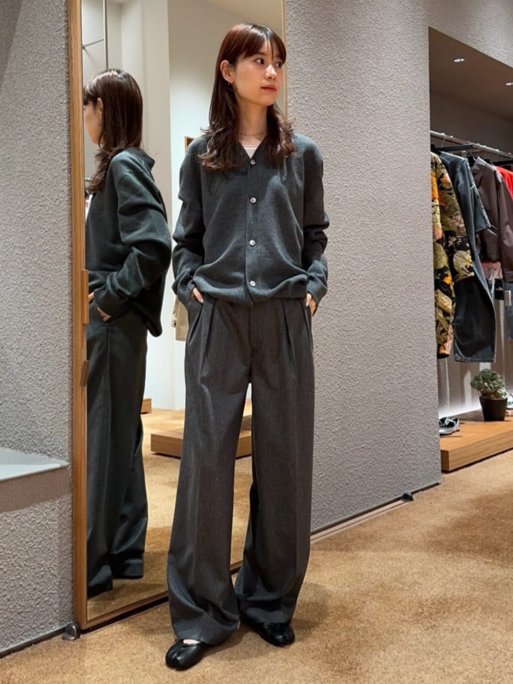 「TOMORROWLAND、トゥモローランド、Edition、Maison Margiela、カーディガン、定番、タックパンツ、グレー、ワントーンコーデ、ユニセックス、大人カジュアル」｜「EDITIONの【WEB先行予約】ポプリンメルトン 2タックワイドスラックス（スラックス、グレー系）」を使った、Yonemitsu_TOMORROWLANDさん（レディース・166cm）の秋コーディネートの1枚目の写真