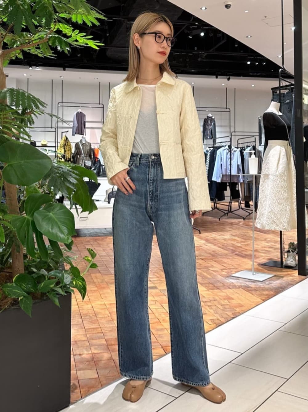 「TOMORROWLAND、トゥモローランド、Edition、チャイナジャケット、デニム、大人カジュアル、デイリーカジュアル、リラックススタイル、Maison Margiela」｜「EDITIONのコットン ウォッシュドワイドデニム（その他パンツ、ブルー系）」を使った、Yonemitsu_TOMORROWLANDさん（レディース・166cm）の夏コーディネートの1枚目の写真