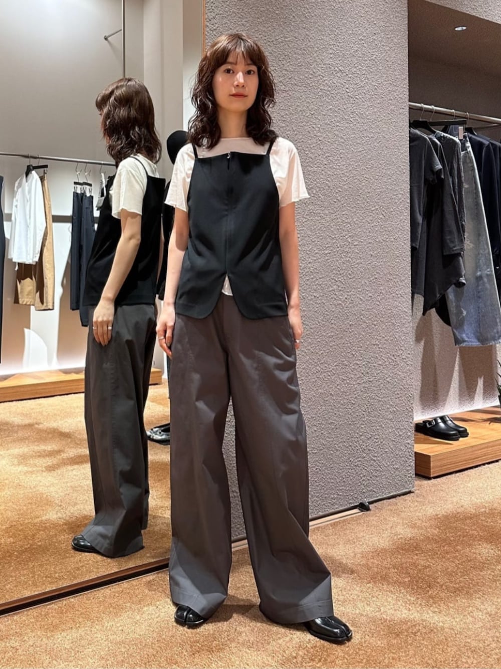 「TOMORROWLAND、トゥモローランド、Edition、Maison Margiela、キャミソール、ビスチェ、Tシャツ、ワイドパンツ、大人カジュアル、デイリーカジュアル、レイヤードスタイル」｜「EDITIONのカルゼジャージー ジップトップス（シャツ/ブラウス、ブラック系）」を使った、Yonemitsu_TOMORROWLANDさん（レディース・166cm）の春コーディネートの1枚目の写真