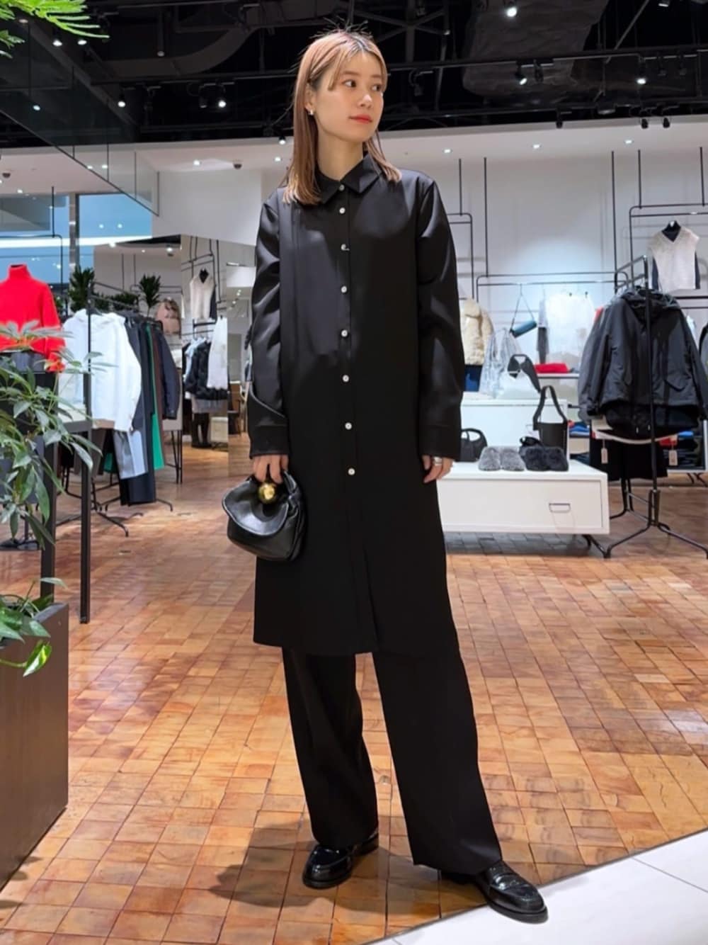 「TOMORROWLAND、トゥモローランド、Edition、JILSANDER、シャツワンピ、サテンパンツ、サテンワンピース、ワンピース、セットアップ、オケージョン、大人カジュアル」｜「EDITIONのサテンシャツワンピース（ワンピース、ブラック系）」を使った、Yonemitsu_TOMORROWLANDさん（レディース・166cm）の冬コーディネートの1枚目の写真