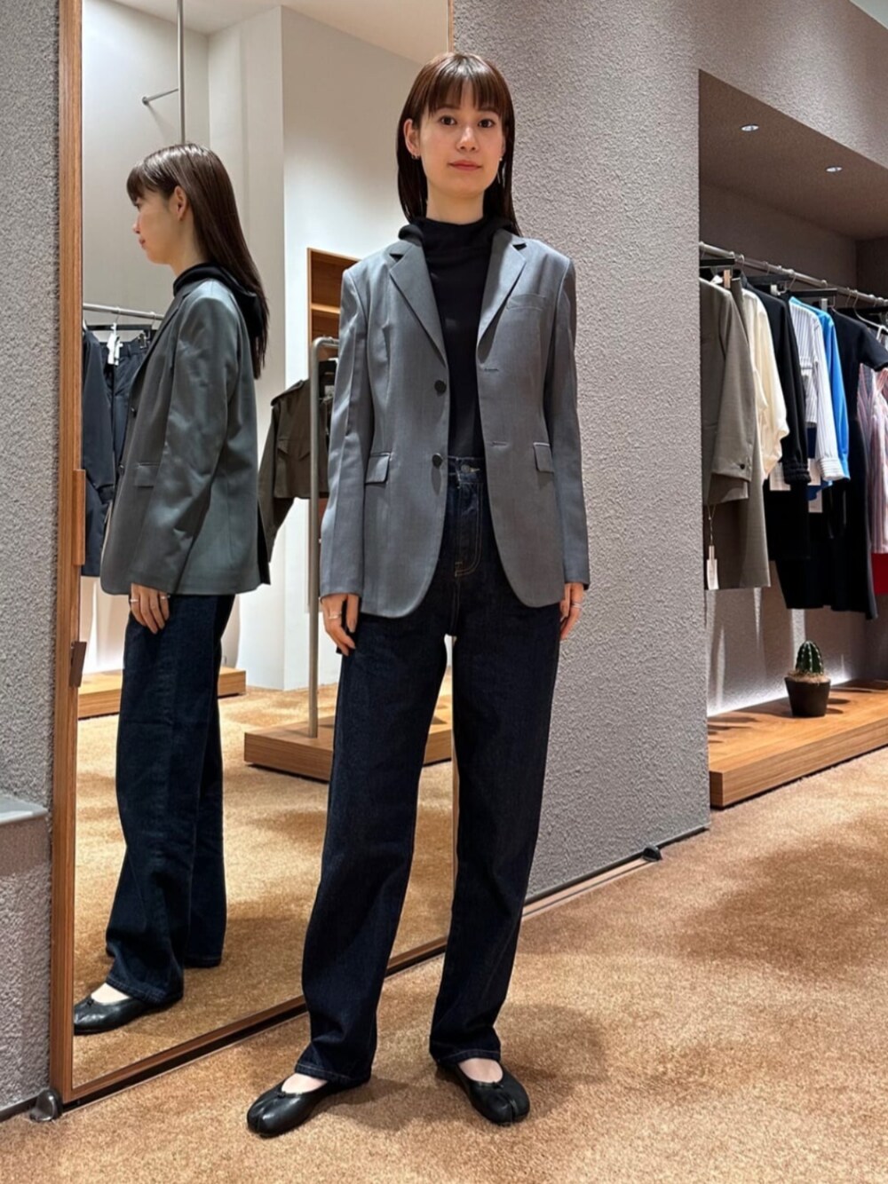 「TOMORROWLAND、トゥモローランド、Edition、Maison Margiela、テーラードジャケット、デニム、大人カジュアル、定番」｜「EDITIONのコットンフライス フードトップス（Tシャツ/カットソー、ブラック系）」を使った、Yonemitsu_TOMORROWLANDさん（レディース・166cm）の冬コーディネートの1枚目の写真