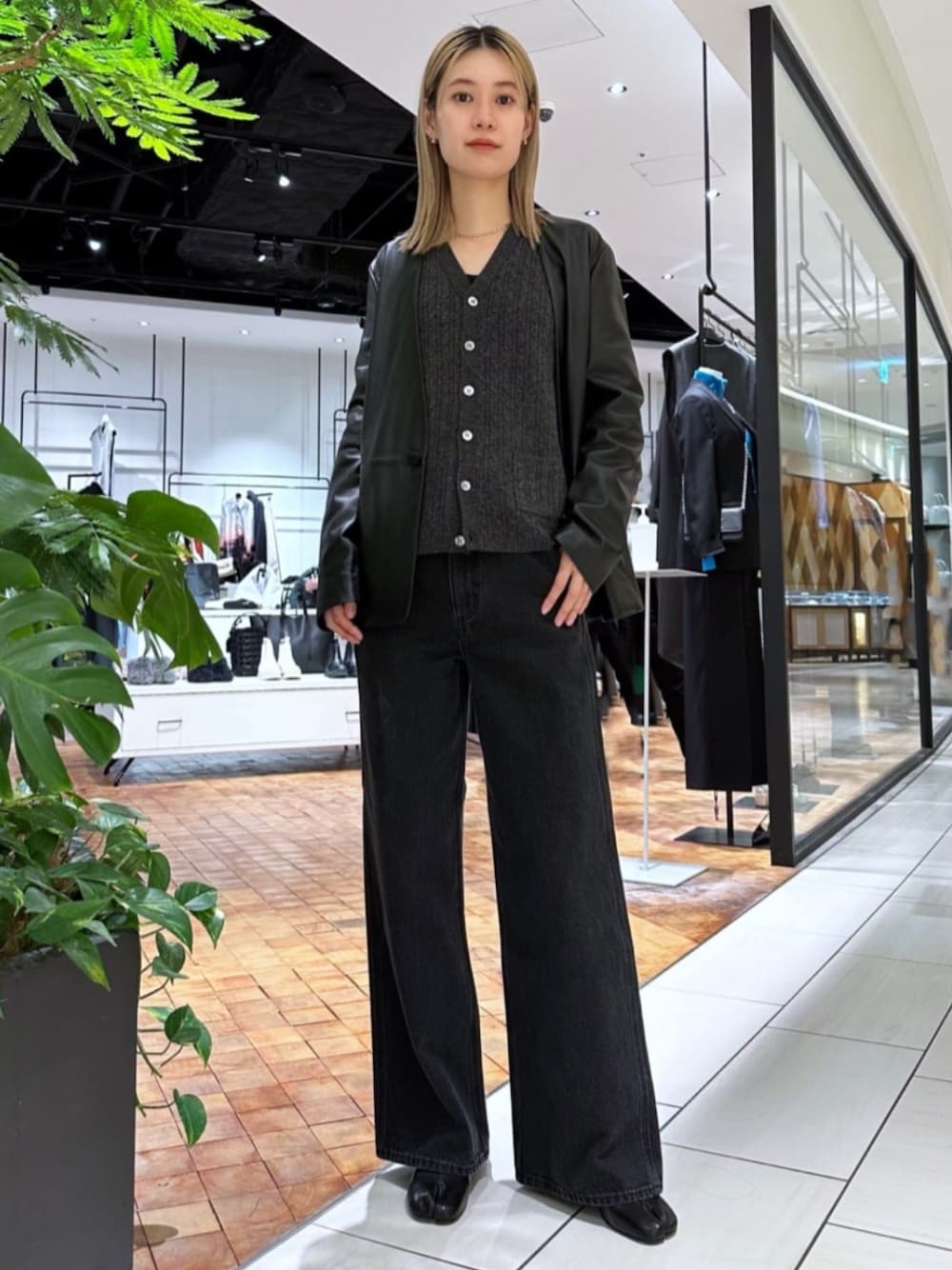 「TOMORROWLAND、トゥモローランド、Edition、Maison Margiela、デニム、ブラックデニム、レザージャケット、ノーカラージャケット、ワントーンコーデ、大人カジュアル、デイリーカジュアル」｜「EDITIONのコットンブラックデニム（その他パンツ、ブラック系）」を使った、Yonemitsu_TOMORROWLANDさん（レディース・166cm）の秋コーディネートの1枚目の写真