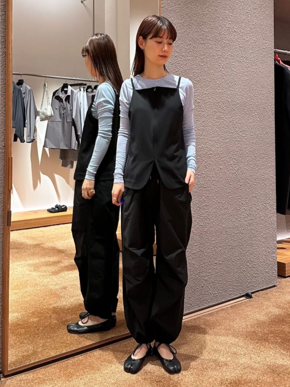 「TOMORROWLAND、トゥモローランド、Edition、AcneStudios、Maison Margiela、キャミソール、ジップアップ、ビスチェ、ライトブルー、カーゴパンツ、レイヤードスタイル、大人カジュアル」｜「EDITIONのキョウネンフライス クルーネックトップス（Tシャツ/カットソー、ブルー系）」を使った、Yonemitsu_TOMORROWLANDさん（レディース・166cm）の冬コーディネートの1枚目の写真