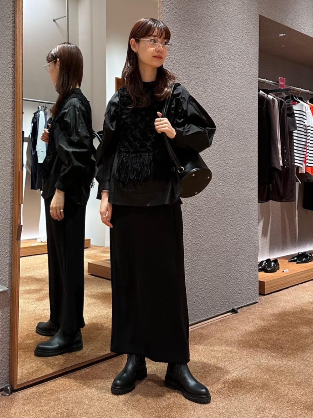 「TOMORROWLAND、トゥモローランド、Edition、JACQUEMUS、sergio rossi、BOTTEGA VENETA、ブラウス、バルーンスリーブ、ニットベスト、フリンジニット、ハンドニット、オールブラック、ワントーンコーデ」｜「EDITIONのフリンジニット ノースリーブトップス（ベスト、ブラック系）」を使った、Yonemitsu_TOMORROWLANDさん（レディース・166cm）の冬コーディネートの1枚目の写真