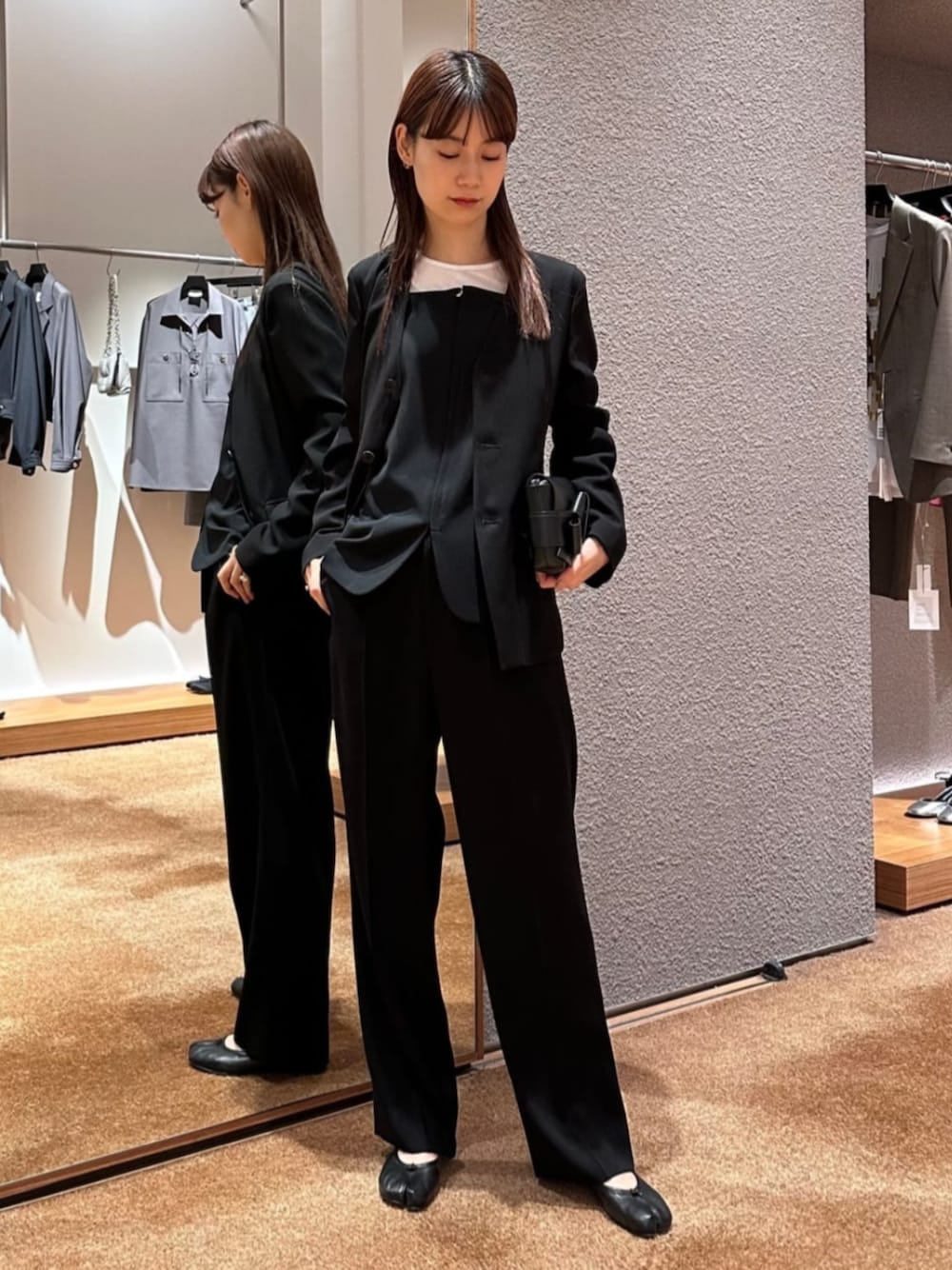 「TOMORROWLAND、トゥモローランド、Edition、Acne Studios、Maison Margiela、ノーカラージャケット、セットアップ、ビスチェ、キャミソール、ジップアップ、レイヤードスタイル、オケージョン、セレモニー、モノトーン」｜「EDITIONのキョウネンフライス クルーネックトップス（Tシャツ/カットソー、ホワイト系）」を使った、Yonemitsu_TOMORROWLANDさん（レディース・166cm）の冬コーディネートの1枚目の写真