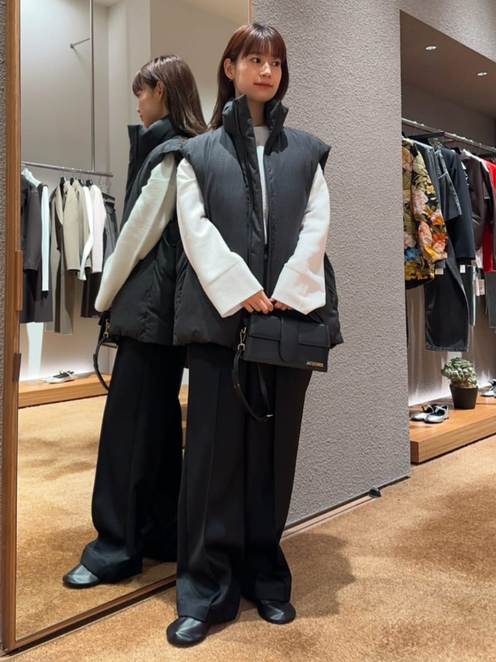 「TOMORROWLAND、トゥモローランド、Edition、JACQUEMUS、ユニセックス、ダウンベスト、タックパンツ、大人カジュアル、デイリーカジュアル、モノトーン」｜「EDITIONのコットンポリエステル クルーネックニットトップス（ニット/セーター、ホワイト系）」を使った、Yonemitsu_TOMORROWLANDさん（レディース・166cm）の秋コーディネートの1枚目の写真
