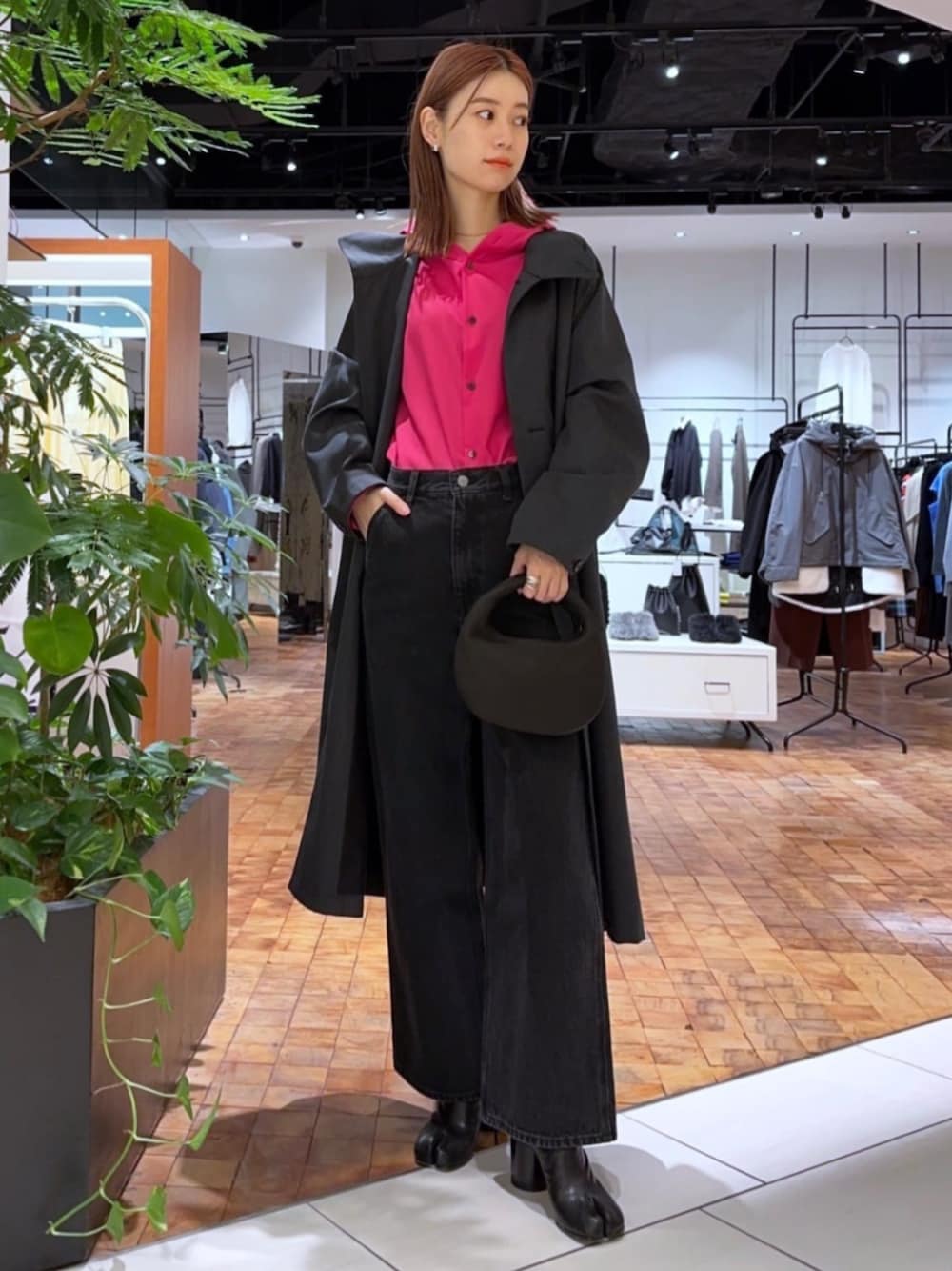 「TOMORROWLAND、トゥモローランド、caban、Overcoat、Edition、Maison Margiela、Aeta、スタンドカラーコート、ブラックデニム、ピンク、ユニセックス、大人カジュアル」｜「EDITIONのコットンブラックデニム（その他パンツ、ブラック系）」を使った、Yonemitsu_TOMORROWLANDさん（レディース・166cm）の秋コーディネートの1枚目の写真