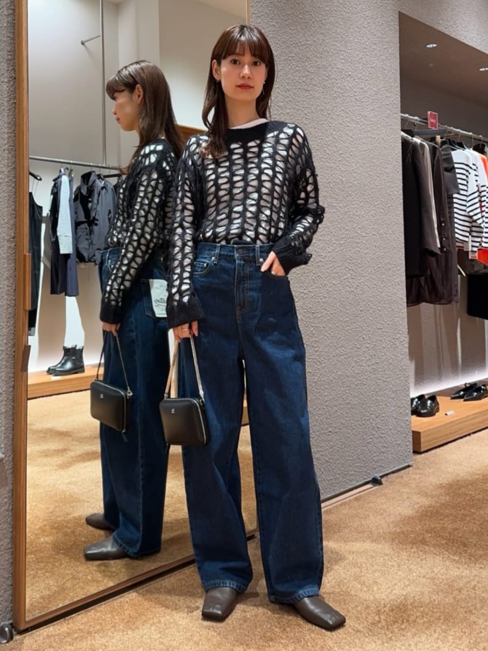 「TOMORROWLAND、トゥモローランド、Edition、courrèges、ローゲージニット、ニット、ロンT、デニム、バナナデニム、バナナパンツ、大人カジュアル」｜「EDITIONのエッセンシャルデニム バナナパンツ（デニムパンツ、ブルー系）」を使った、Yonemitsu_TOMORROWLANDさん（レディース・166cm）の冬コーディネートの1枚目の写真