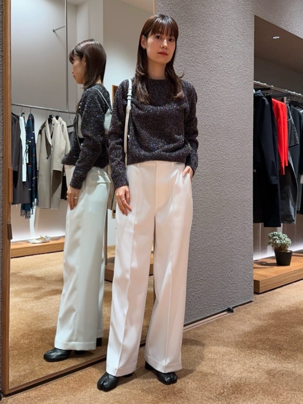 「TOMORROWLAND、トゥモローランド、Edition、Acne Studios、ラメニット、グリッターニット、スラックス、モノトーン、大人カジュアル」｜「EDITIONの【WEB先行予約】グリッターニット クルーネックプルオーバー（ニット/セーター、シルバー系）」を使った、Yonemitsu_TOMORROWLANDさん（レディース・166cm）の冬コーディネートの1枚目の写真
