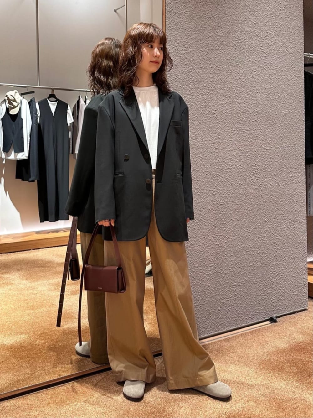 「TOMORROWLAND、トゥモローランド、Edition、HYKE、birkenstock、jil sander、オーバーサイズジャケット、メンズライク、大人カジュアル」｜「EDITIONのコットンギャバ ワイドパンツ（チノパンツ、ベージュ系）」を使った、Yonemitsu_TOMORROWLANDさん（レディース・166cm）の春コーディネートの1枚目の写真