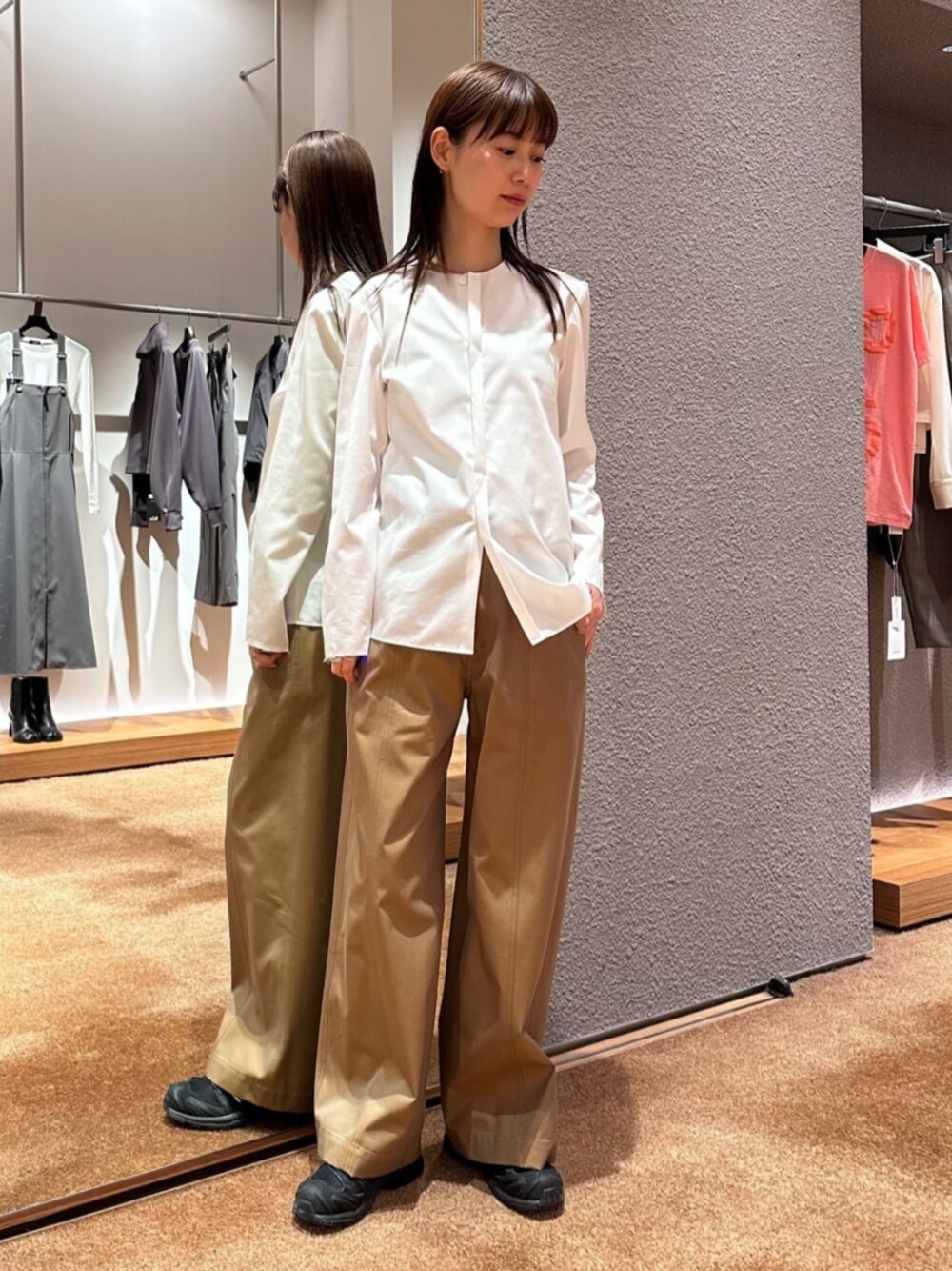 「TOMORROWLAND、トゥモローランド、Edition、SALOMON、salomonadvanced、シャツスタイル、ノーカラーシャツ、ワイドパンツ、大人カジュアル、デイリーカジュアル」｜「EDITIONの100/2コットン ノーカラーシャツ（シャツ/ブラウス、ホワイト系）」を使った、Yonemitsu_TOMORROWLANDさん（レディース・166cm）の冬コーディネートの1枚目の写真