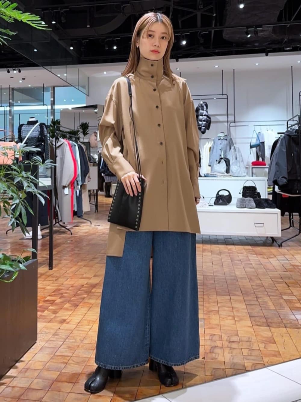 「TOMORROWLAND、トゥモローランド、caban、Edition、Maison Margiela、Aeta、別注、ハイネックシャツ、ロングシャツ、バギーデニム、デニム、大人カジュアル」｜「EDITIONのコットンデニムバギーパンツ（その他パンツ、ブルー系）」を使った、Yonemitsu_TOMORROWLANDさん（レディース・166cm）の冬コーディネートの1枚目の写真
