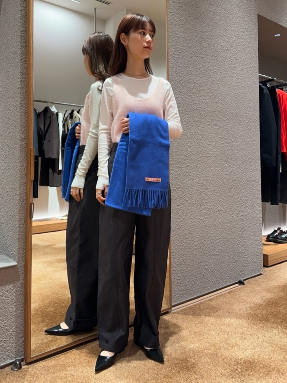 「TOMORROWLAND、トゥモローランド、Edition、Acne Studios、aeyde、ロンT、ライトピンク、ニットベスト、ニットキャミソール、パッチワークパンツ、ミリタリーパンツ、ストール、ブルー」｜「EDITIONの【WEB先行予約】フォックスカシミヤ ニットベスト（ベスト、ピンク系）」を使った、Yonemitsu_TOMORROWLANDさん（レディース・166cm）の冬コーディネートの1枚目の写真